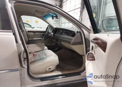 1999 Lincoln Town Car Signature z USA, uszkodzony, nr VIN 1LNHM82W4XY663084